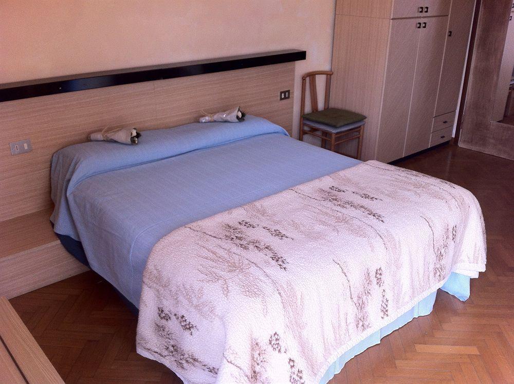 Guest House Villa De Ros Salò Екстериор снимка